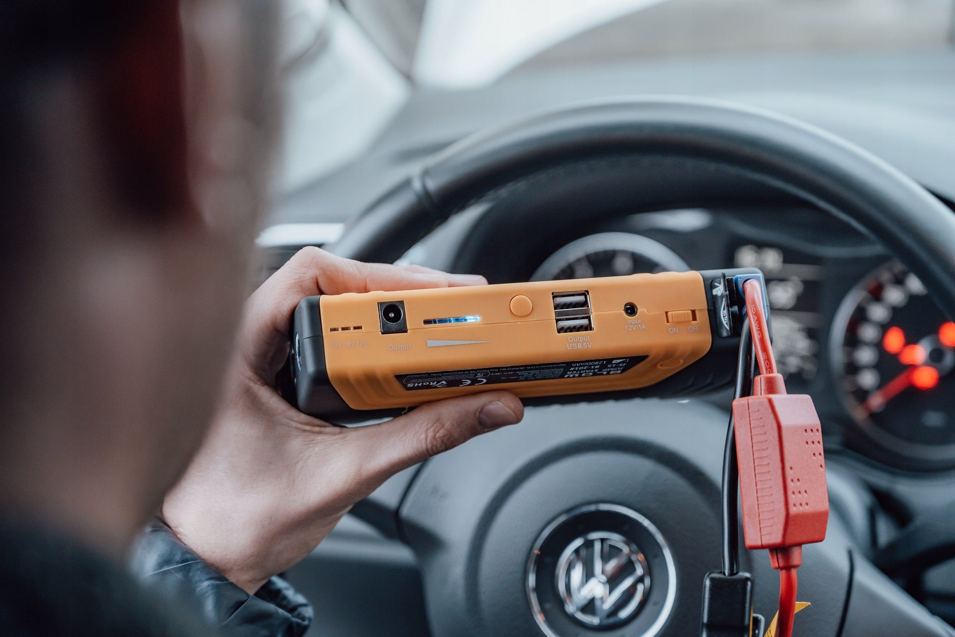Akumuliatoriaus aleidimo įrenginys su kabeliais BLOW JS-15 12800mAh