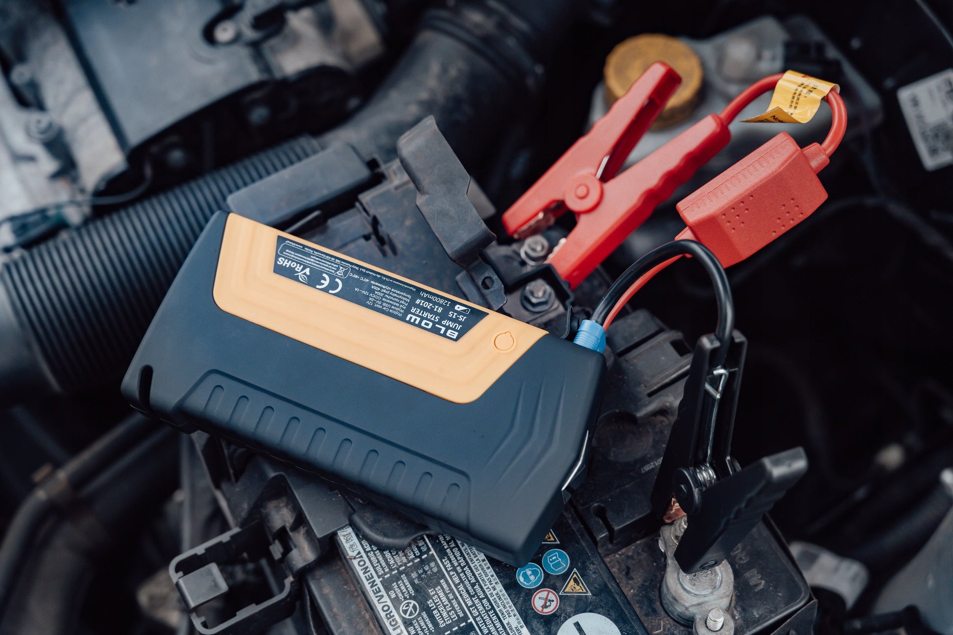 Akumuliatoriaus aleidimo įrenginys su kabeliais BLOW JS-15 12800mAh