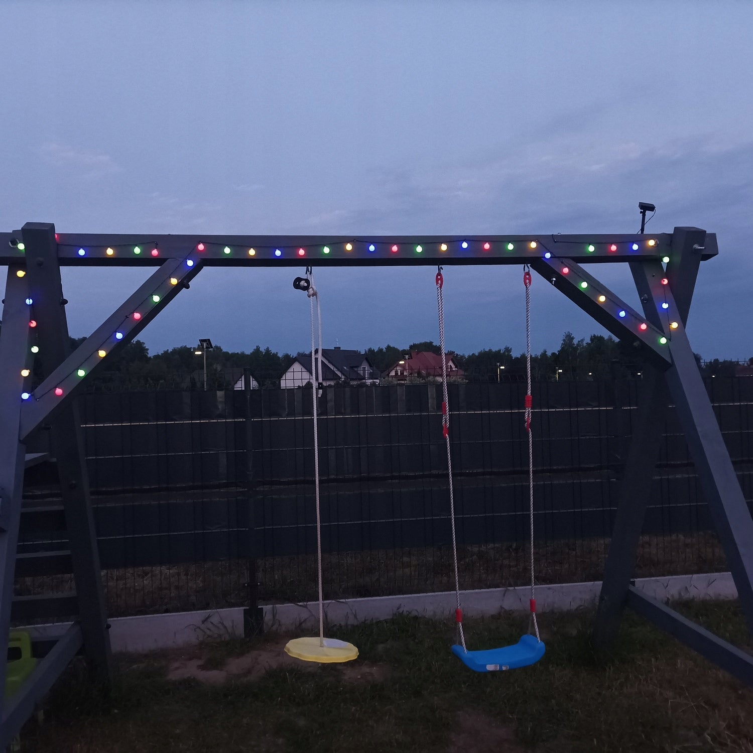 Saulės energijos LED girlianda – 50 šviečiančių rutuliukų, daugiaspalvė šviesa, atspari oro sąlygoms